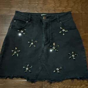 Gianni Bini Black Denim Floral Rhinestone Embellished Mini Skirt Size 25
